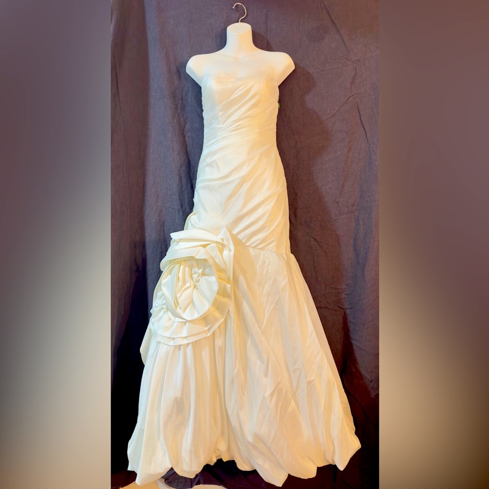 Elegant Strapless White Wedding Dress XS